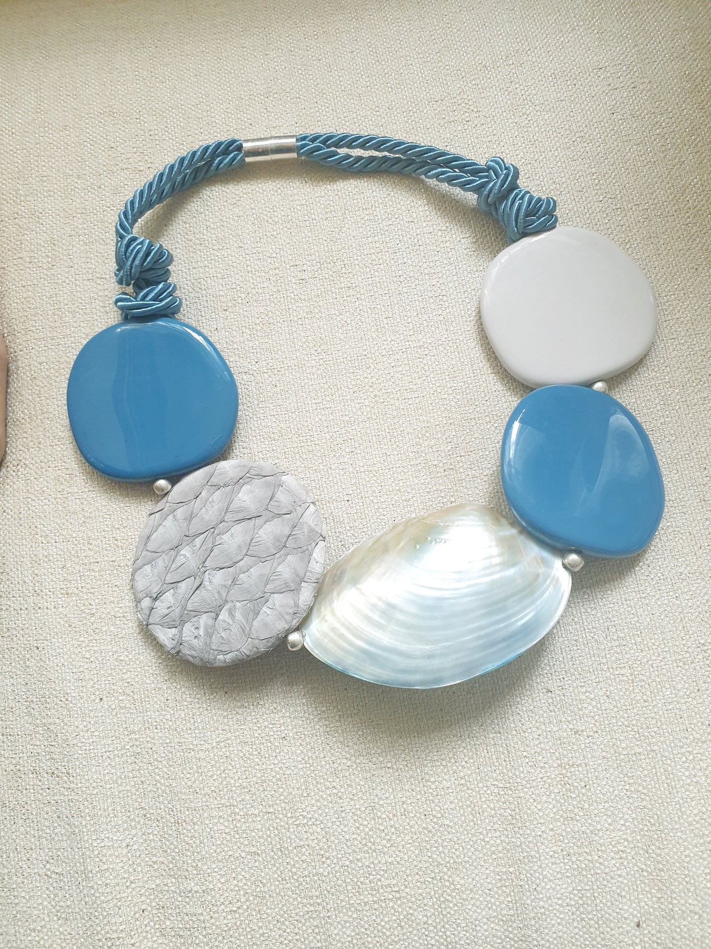 Important choker in silk threads with shell and resins.