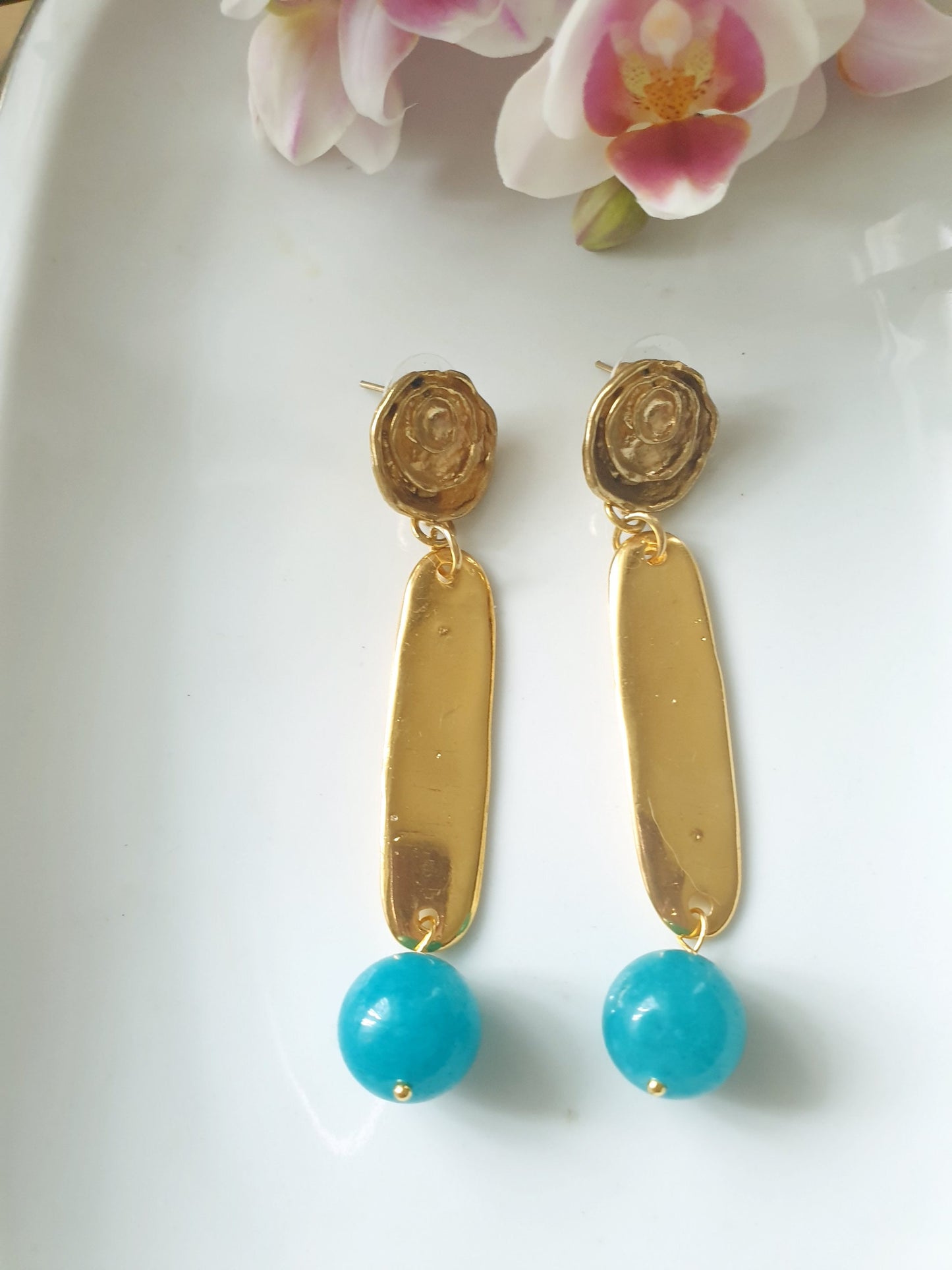 Lunghi orecchini in ottone con sfere in amazzonite.