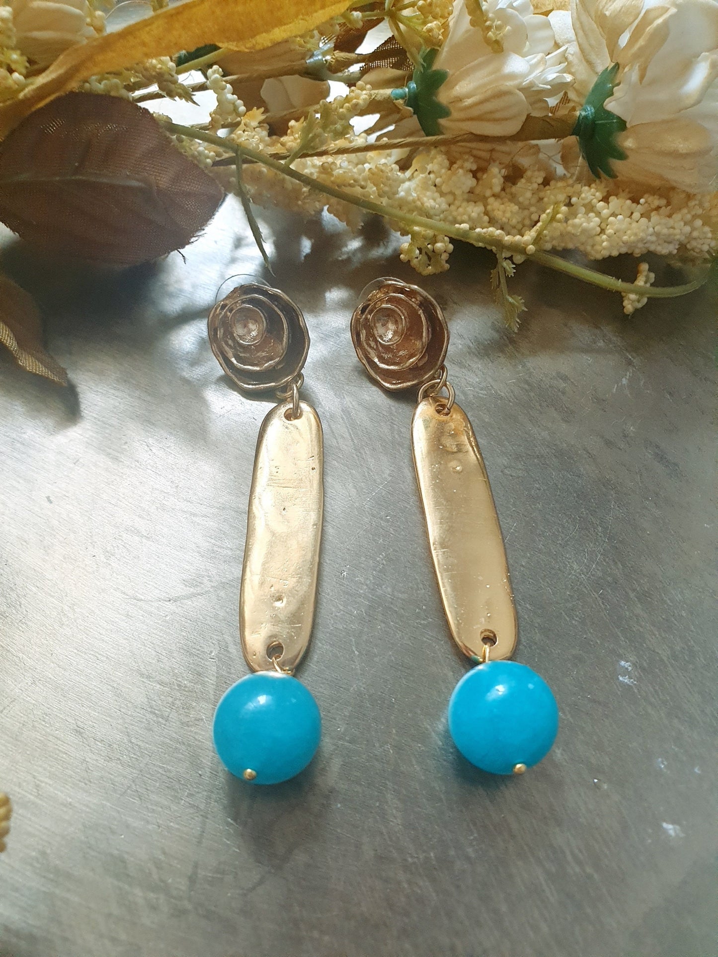 Lunghi orecchini in ottone con sfere in amazzonite.
